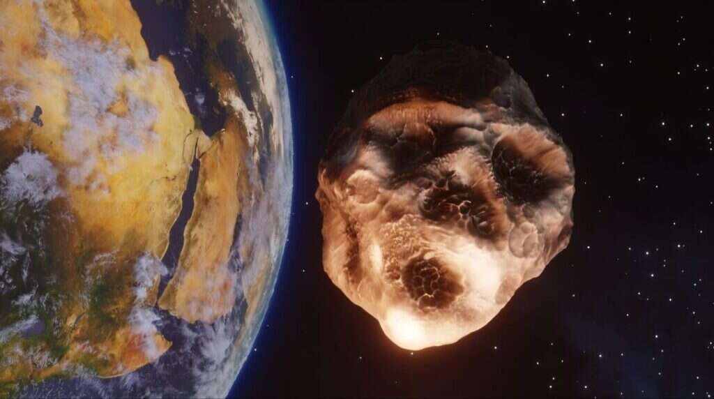 Terra con minaccioso asteroide che gli ruota intorno.